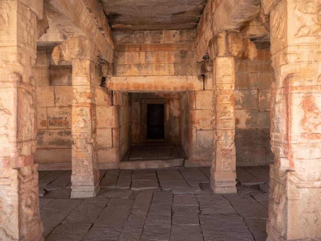 India, Karnataka, Hampi – Kudure gombe Mantapa temple