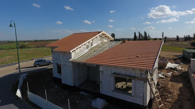 גגות רעפים ופרגולות