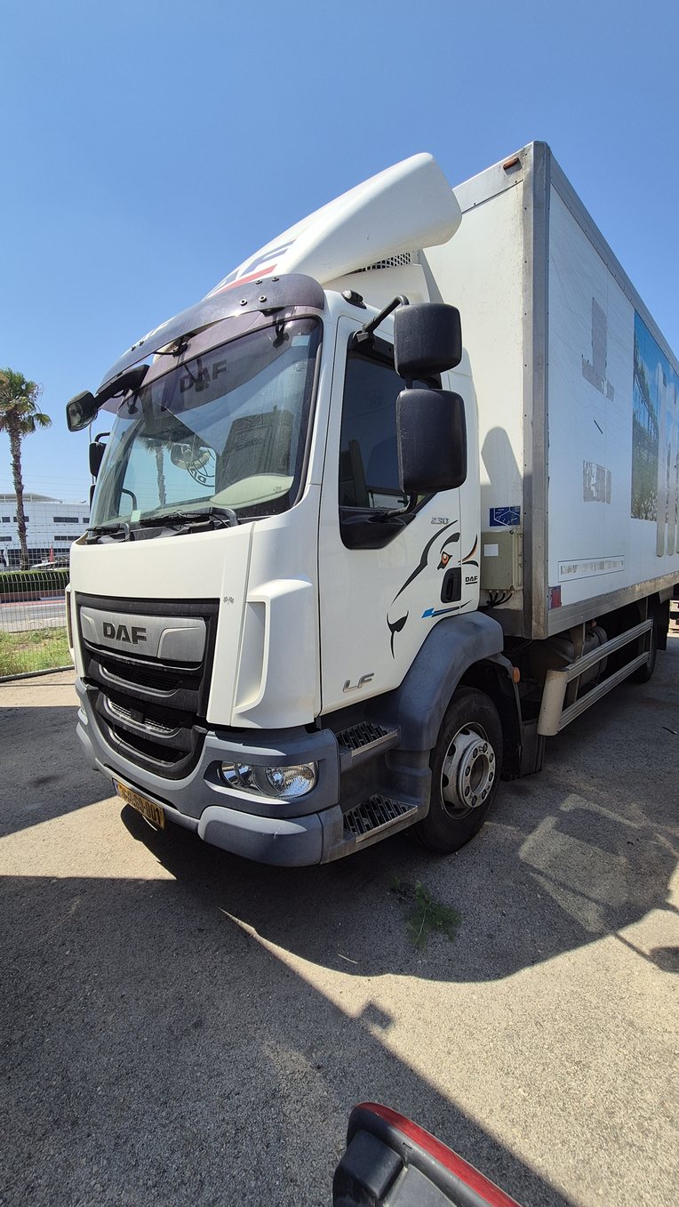 משאית DAF לבנה עם ארגז סגור במגרש