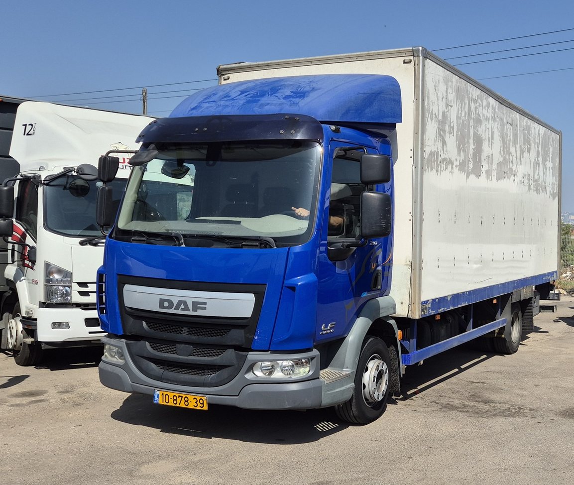 משאית DAF כחולה עם ארגז סגור במגרש