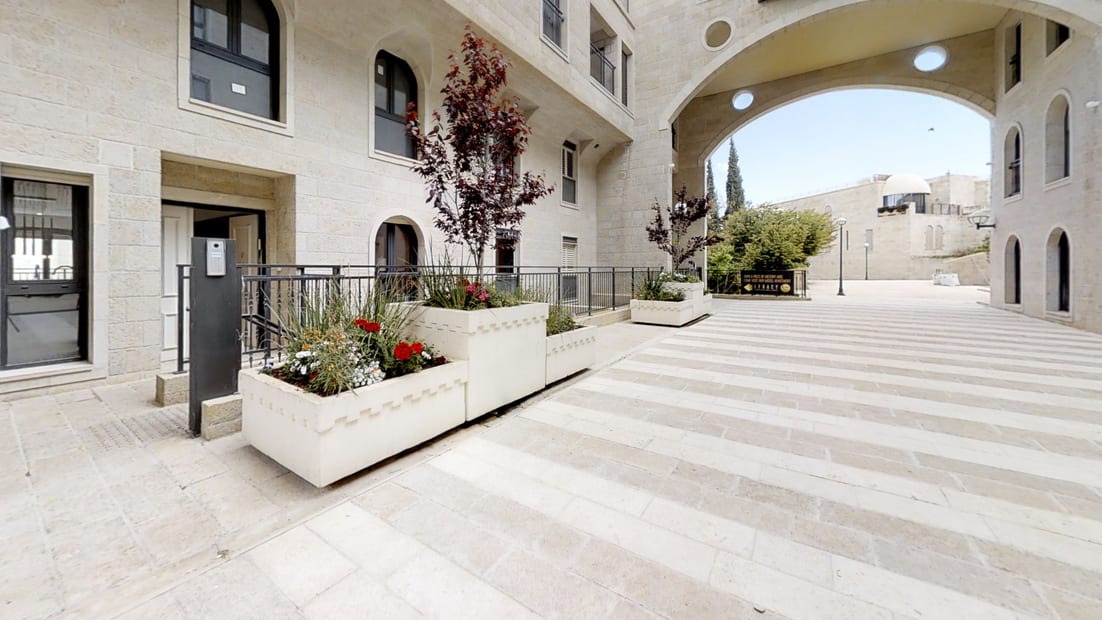entrance to apt