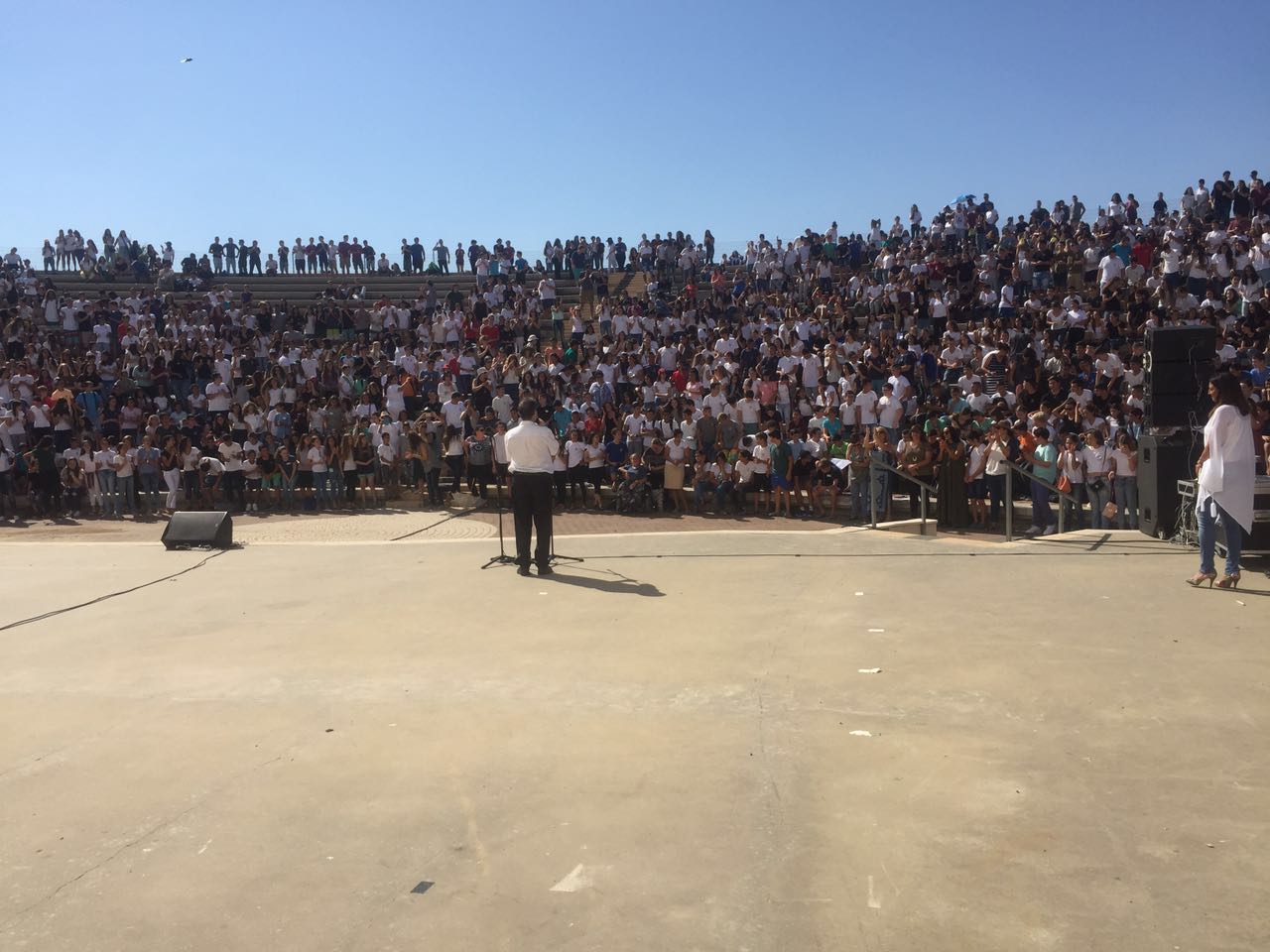 תלמידי תיכון באר-טוביה נפרדים מהמנהל הפורש