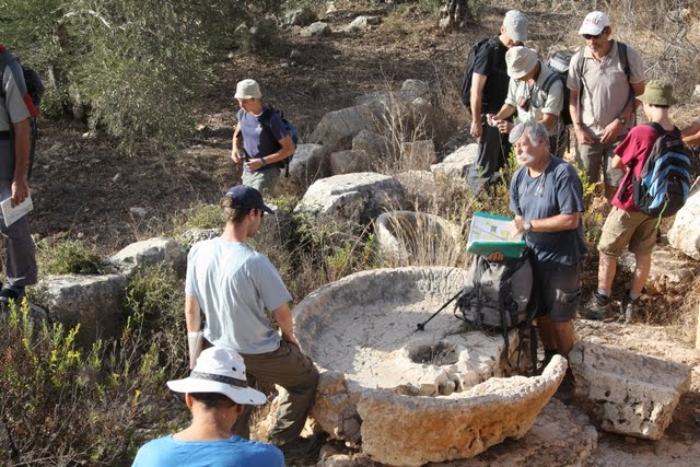 הדרכה בבית בד עתיק בשומרון1.JPG