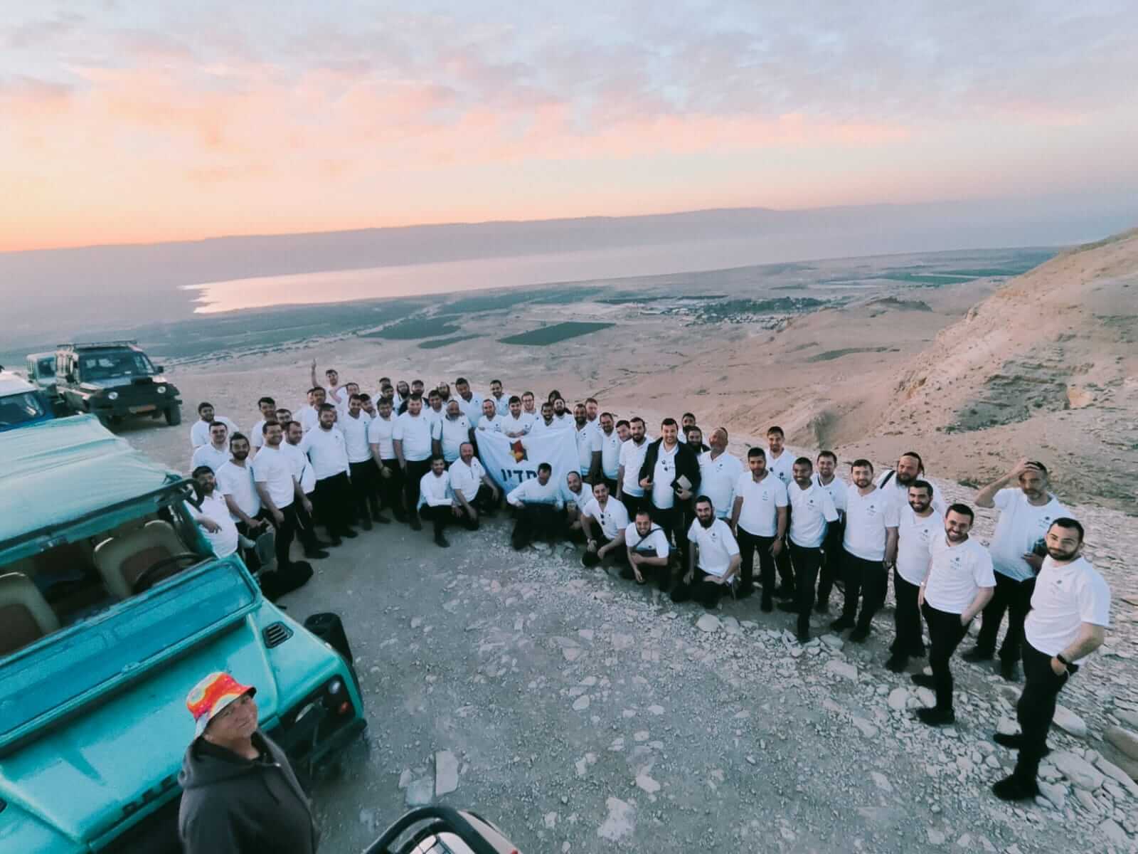 קבוצת מטיילים על חוף הים