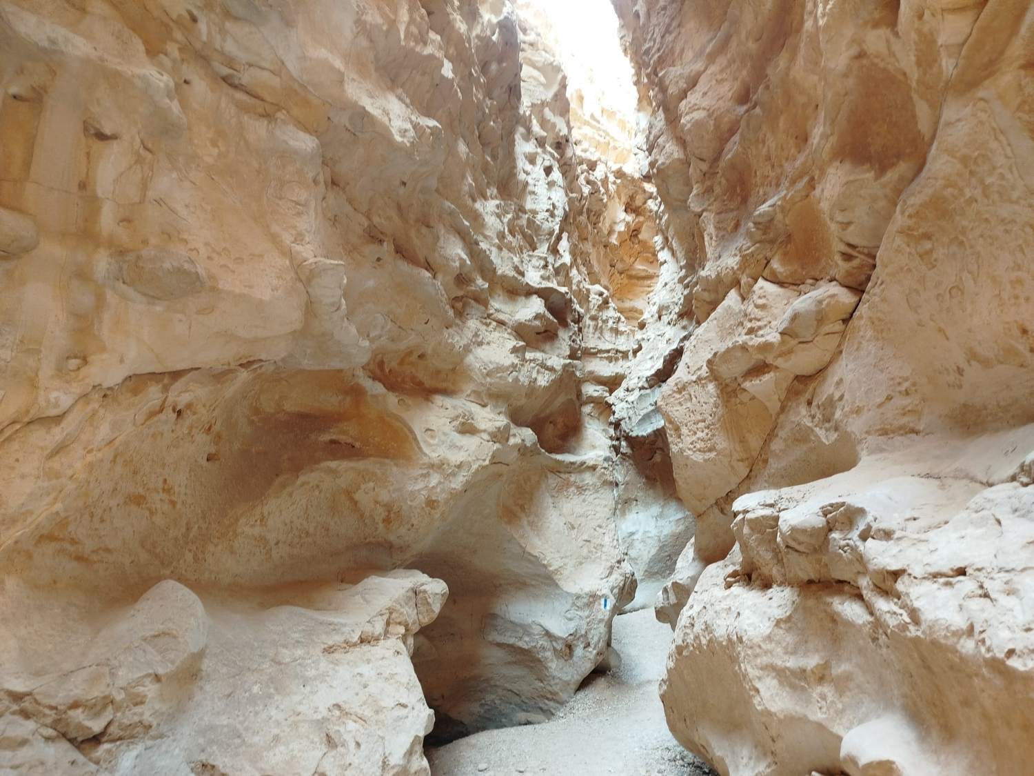 ואדי צר במדבר יהודה, קירות גיר גבוהים משני הצדדים