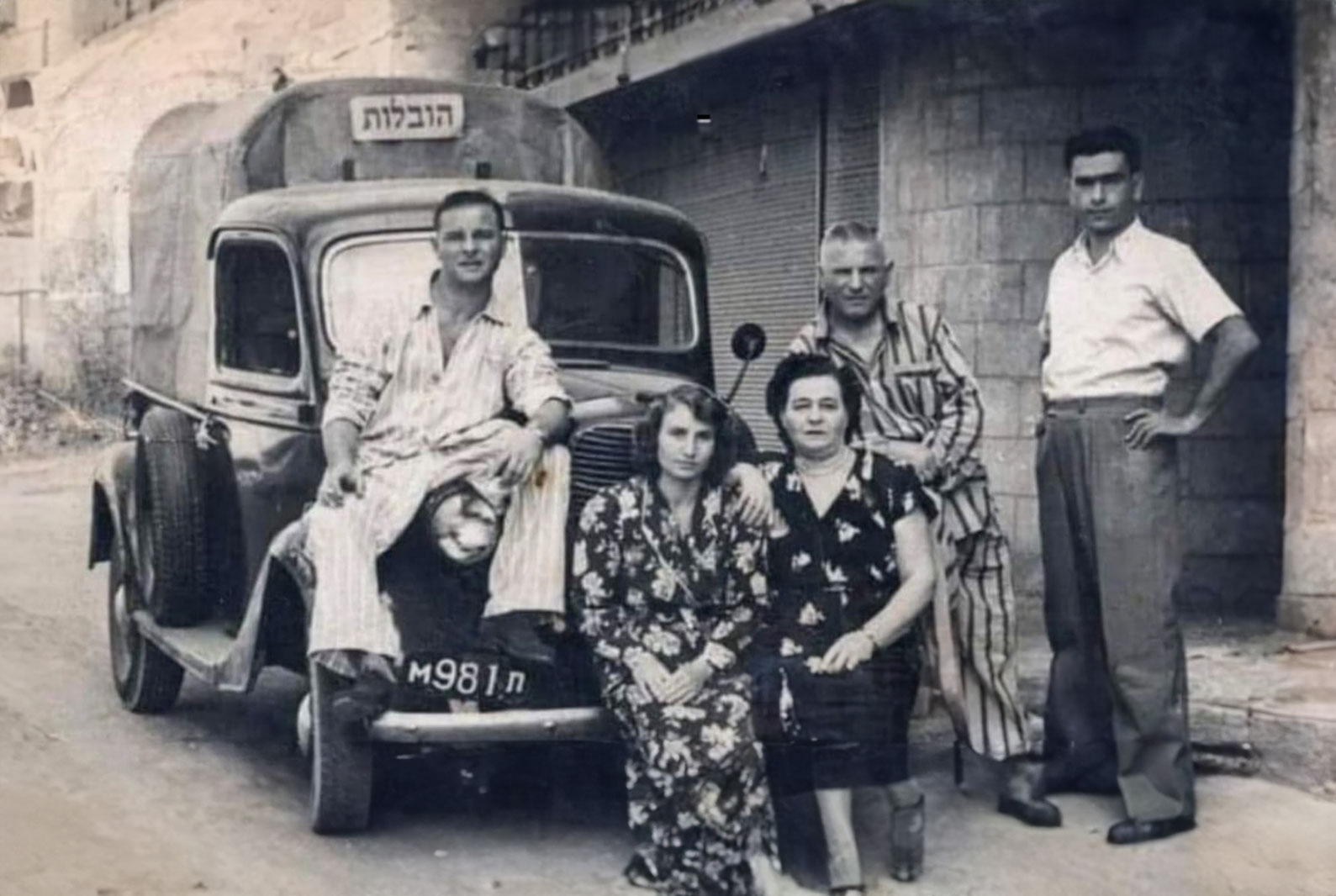 תמונה משפחתית ישנה ליד טנדר ההובלות הראשון של המשפחה ביפו