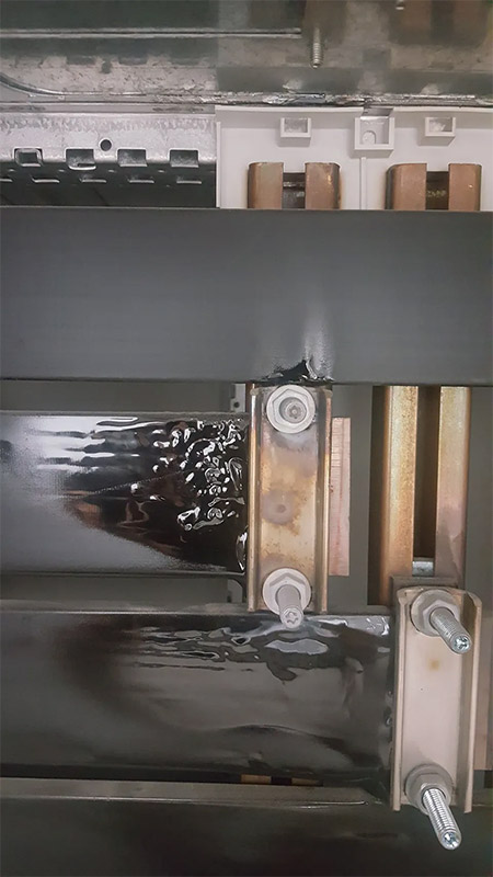 נזק נסתר בלוח חשמל שגרם להפסקת חשמל במתקן ציבורי