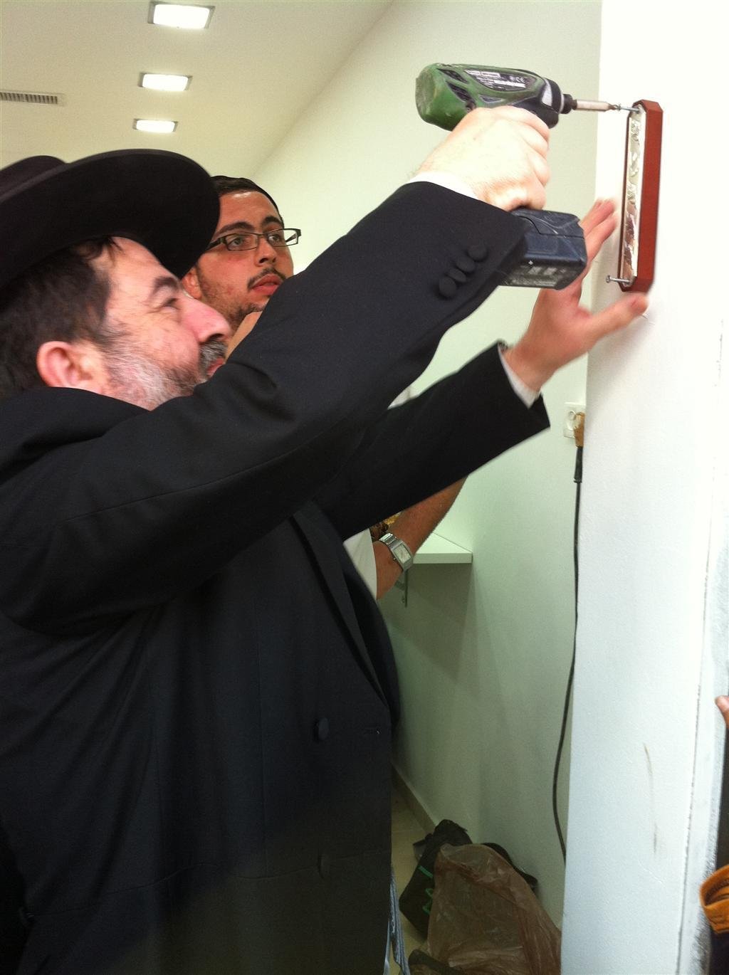 בדיקת מזוזות חב״ד - גלריה
