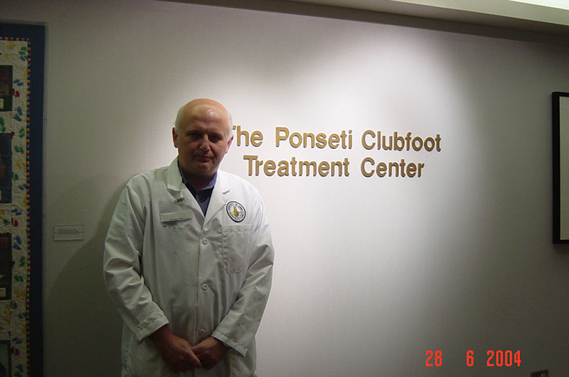 דר' יוג'ין כהן במרכז פונסטי לטיפול ב-Clubfoot