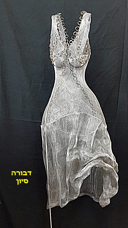 פסל רשת מתכת של דבורה סיון