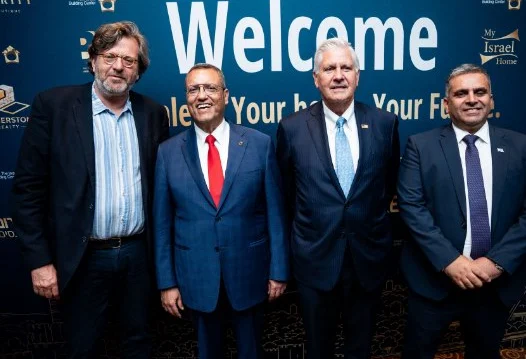 מנהיגי קהילות ובכירים בעמדת Welcome ביריד הדירות בניו יורק