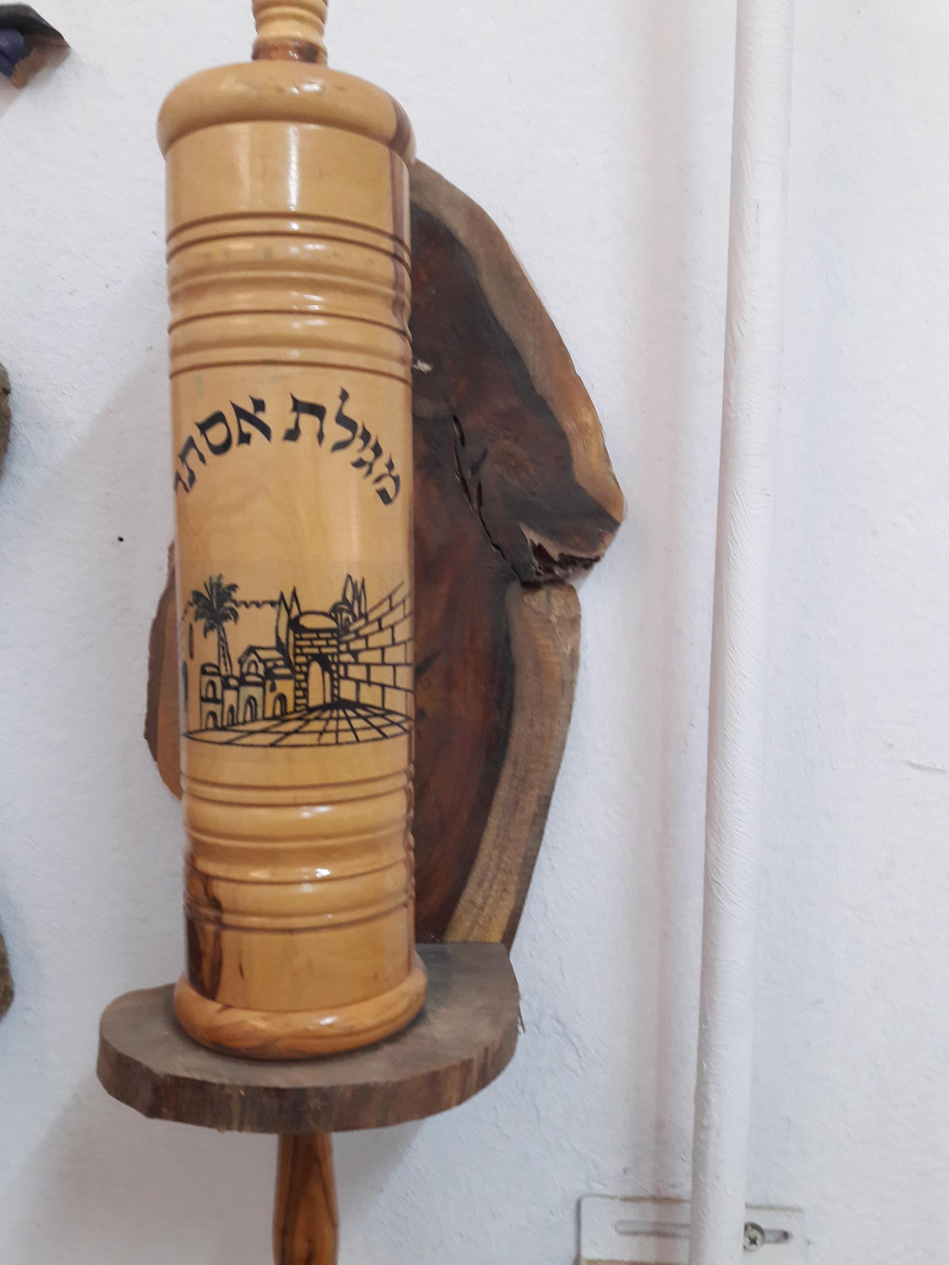 מעמד למגילה מעץ זית לתליה על הקיר