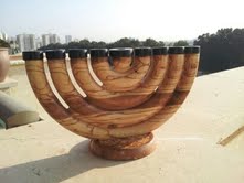 חנוכייה חרוטה מעץ זית