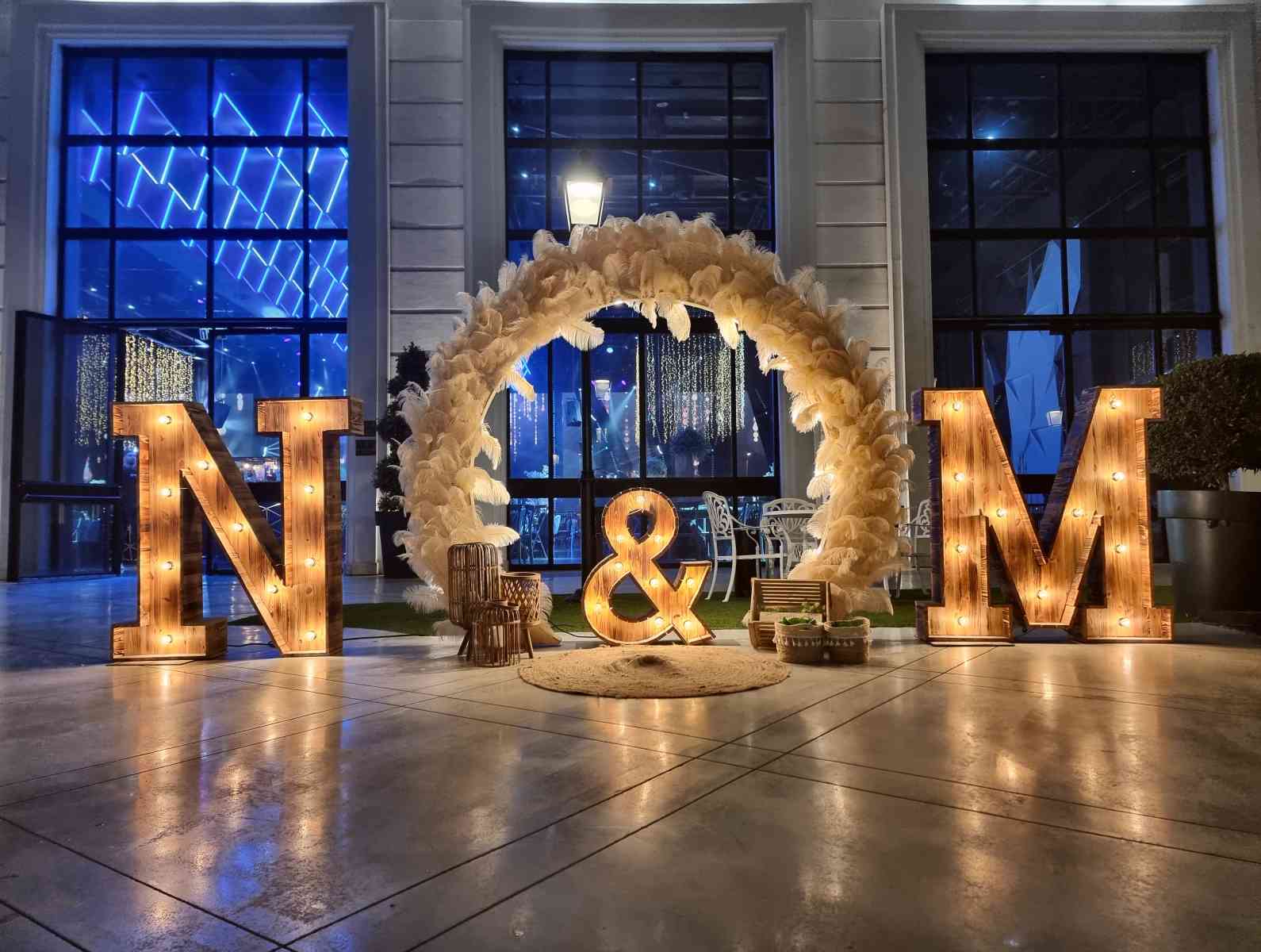אותיות עץ מוארות 14