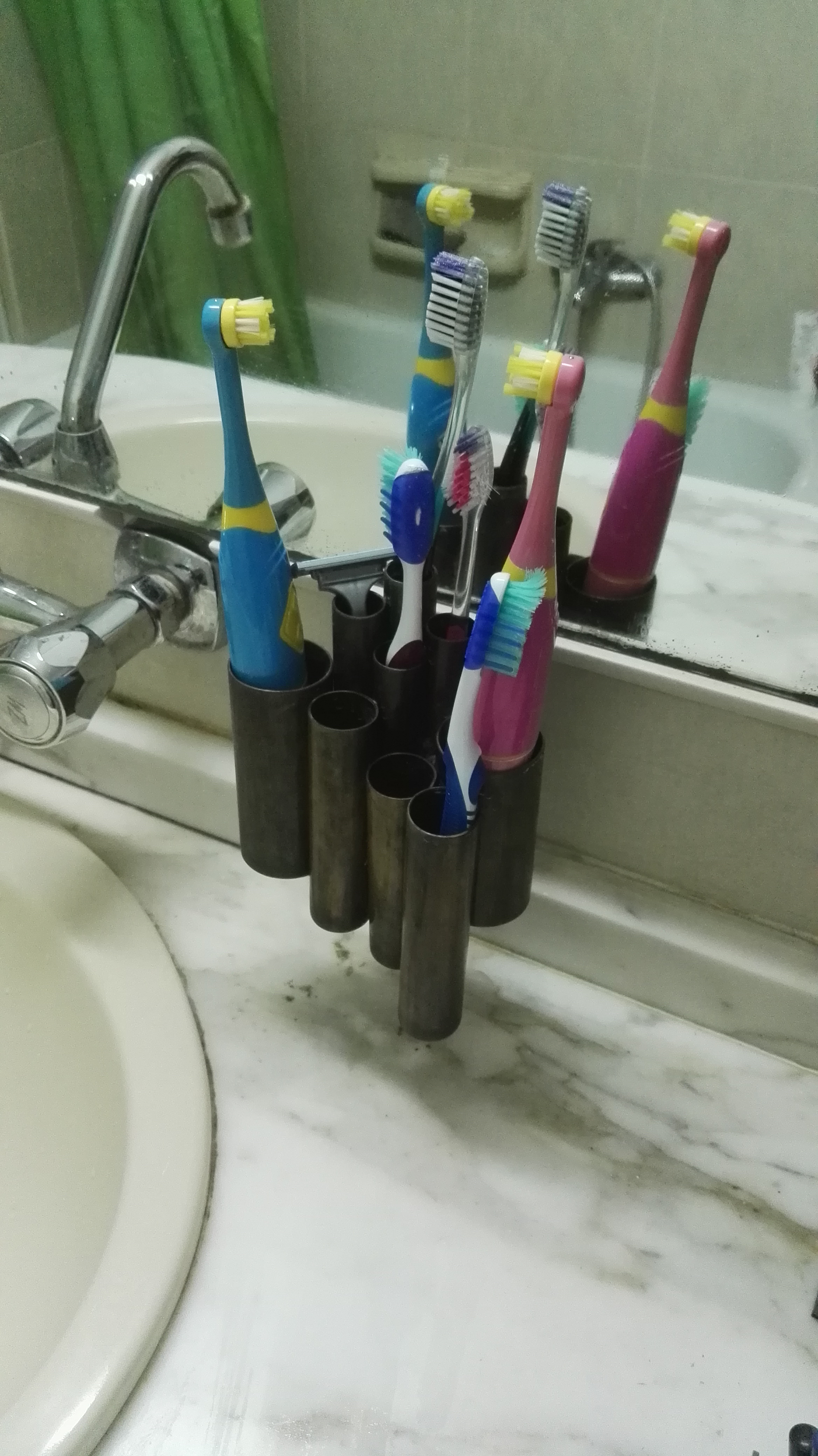 סטנד פליז/ נחושת למברשות שיניים