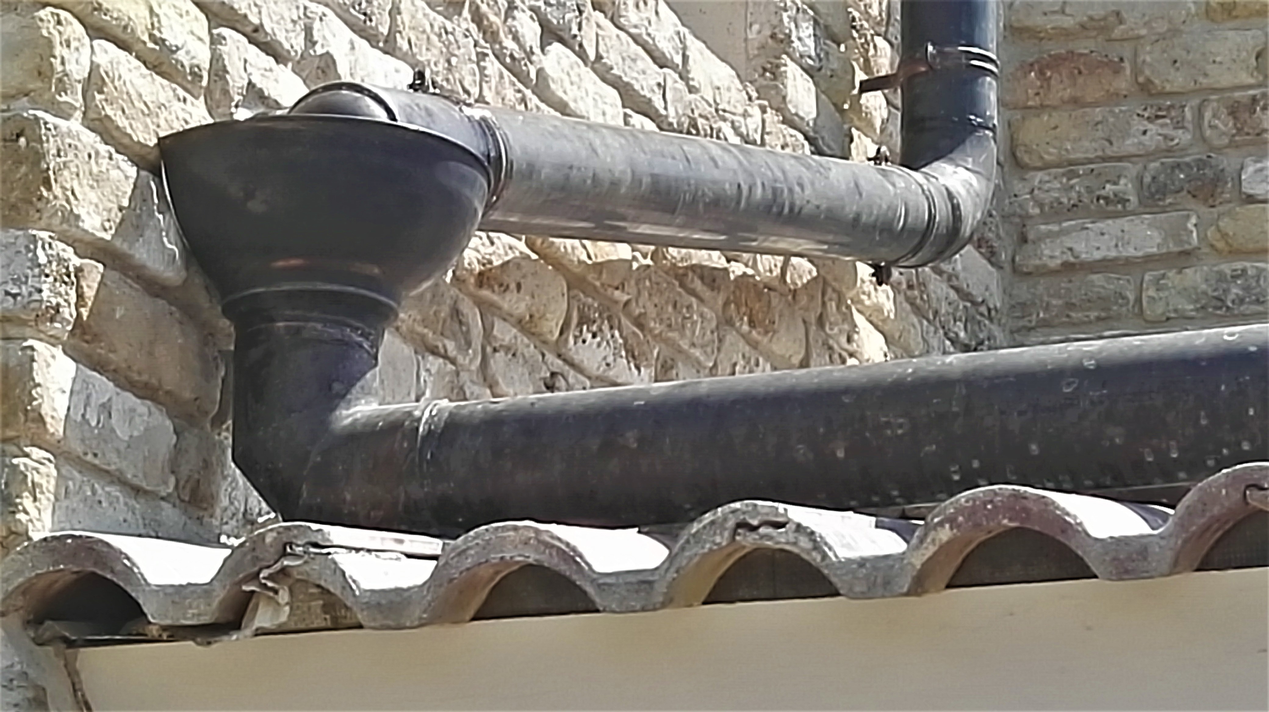 תקריב מרזב נחושת מפותל 