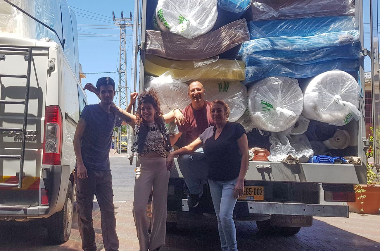 הצוות של פתאל פתרונות ריפוד ליד משאית המשלוחים