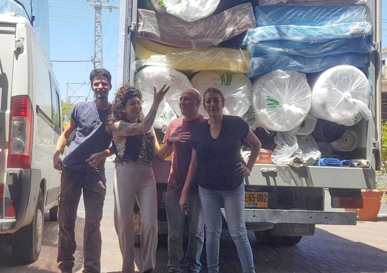 פריקת סחורה בחנות פתאל פתרונות ריפוד