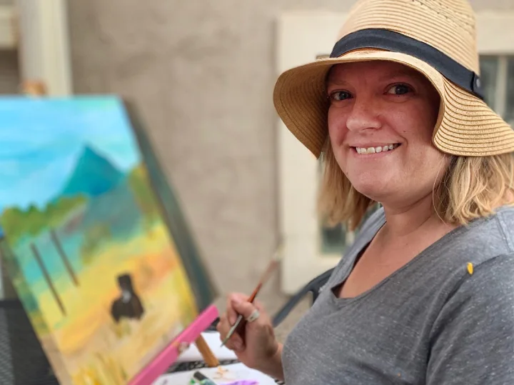 Kris Grauvogl painting outdoors