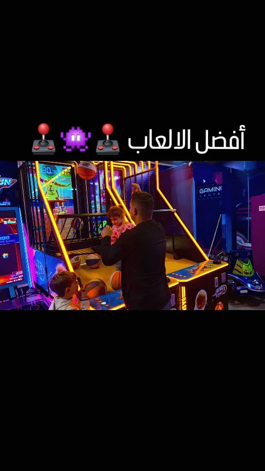 משפחה משחקת במשחקי הארקייד בדיזילנד