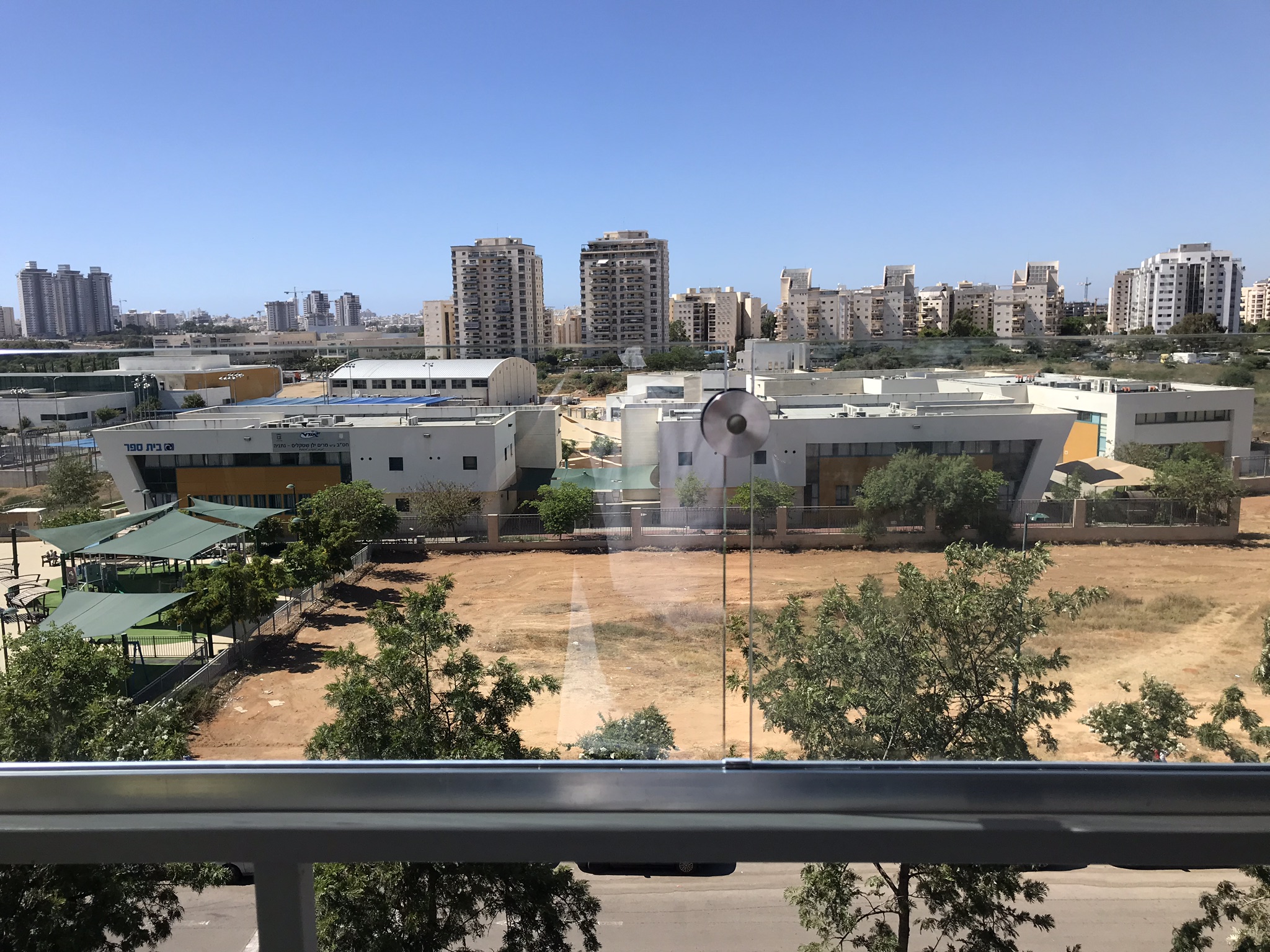 תוספת גובה למעקה זכוכית