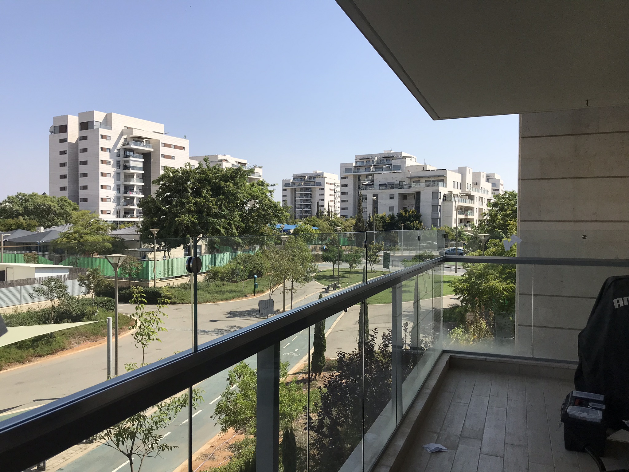 תוספת גובה למעקה מרפסת