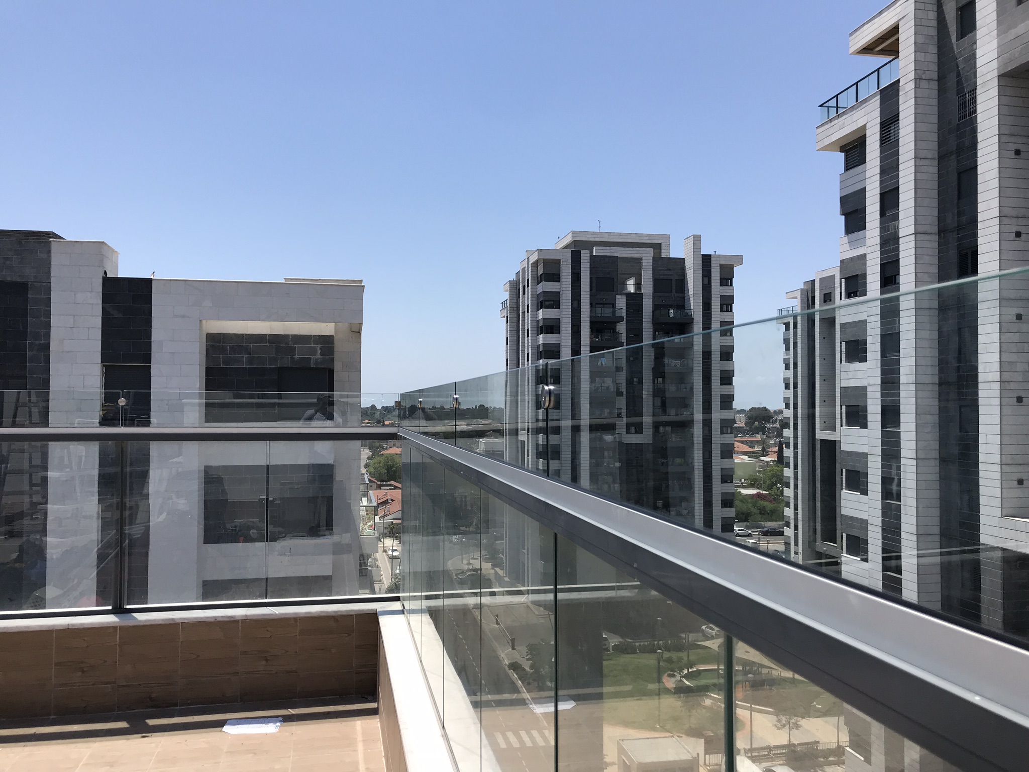 תוספת גובה למעקה מרפסת