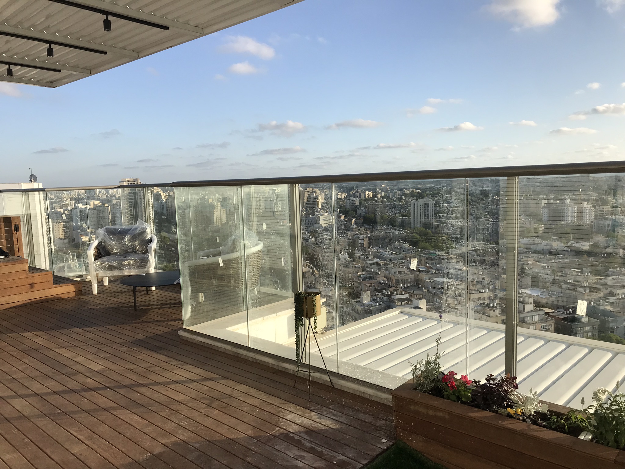 הגבהת מעקה, הגדלת גובה הזכוכית ומאחז אלומיניום.