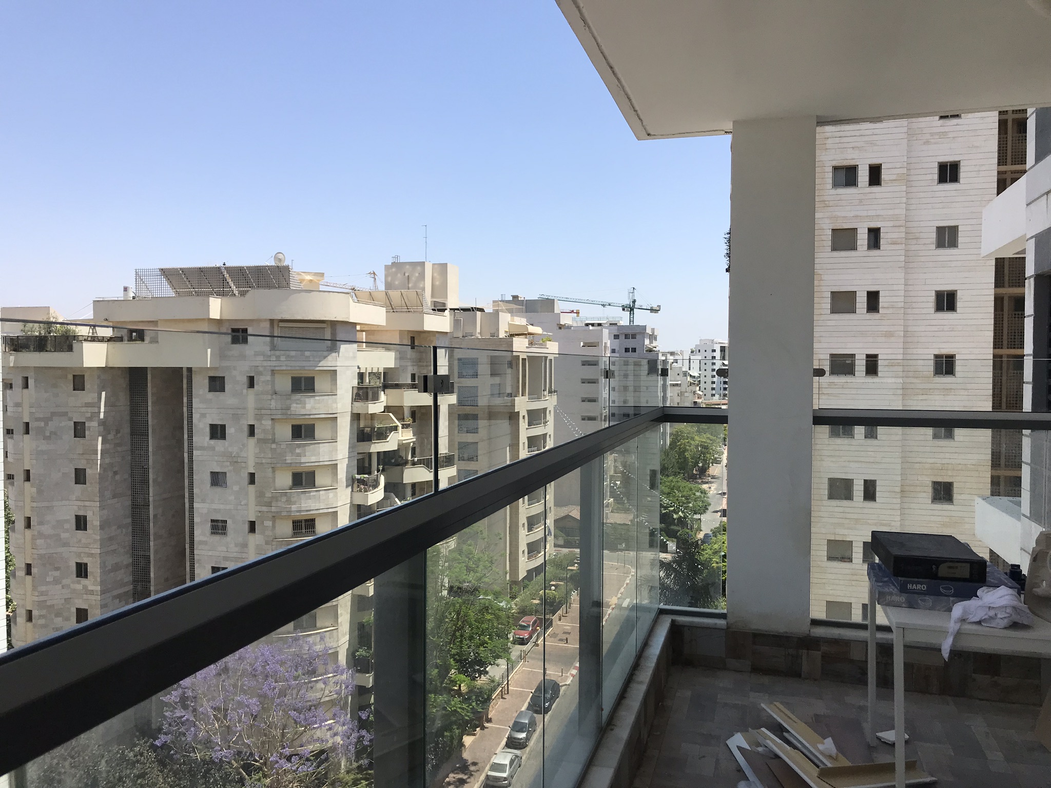 הגבהת מעקה זכוכית