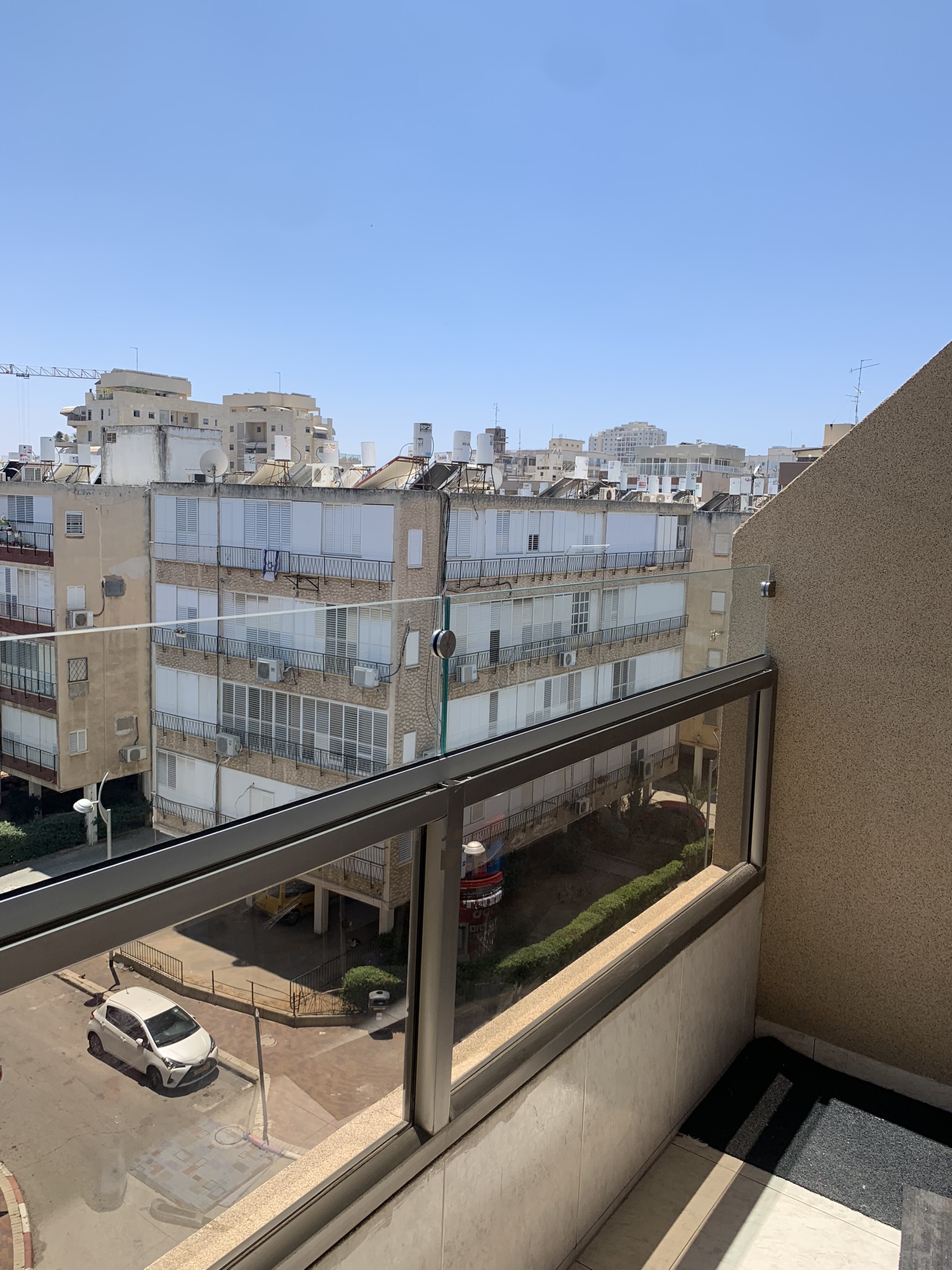 תוספת למעקה זכוכית