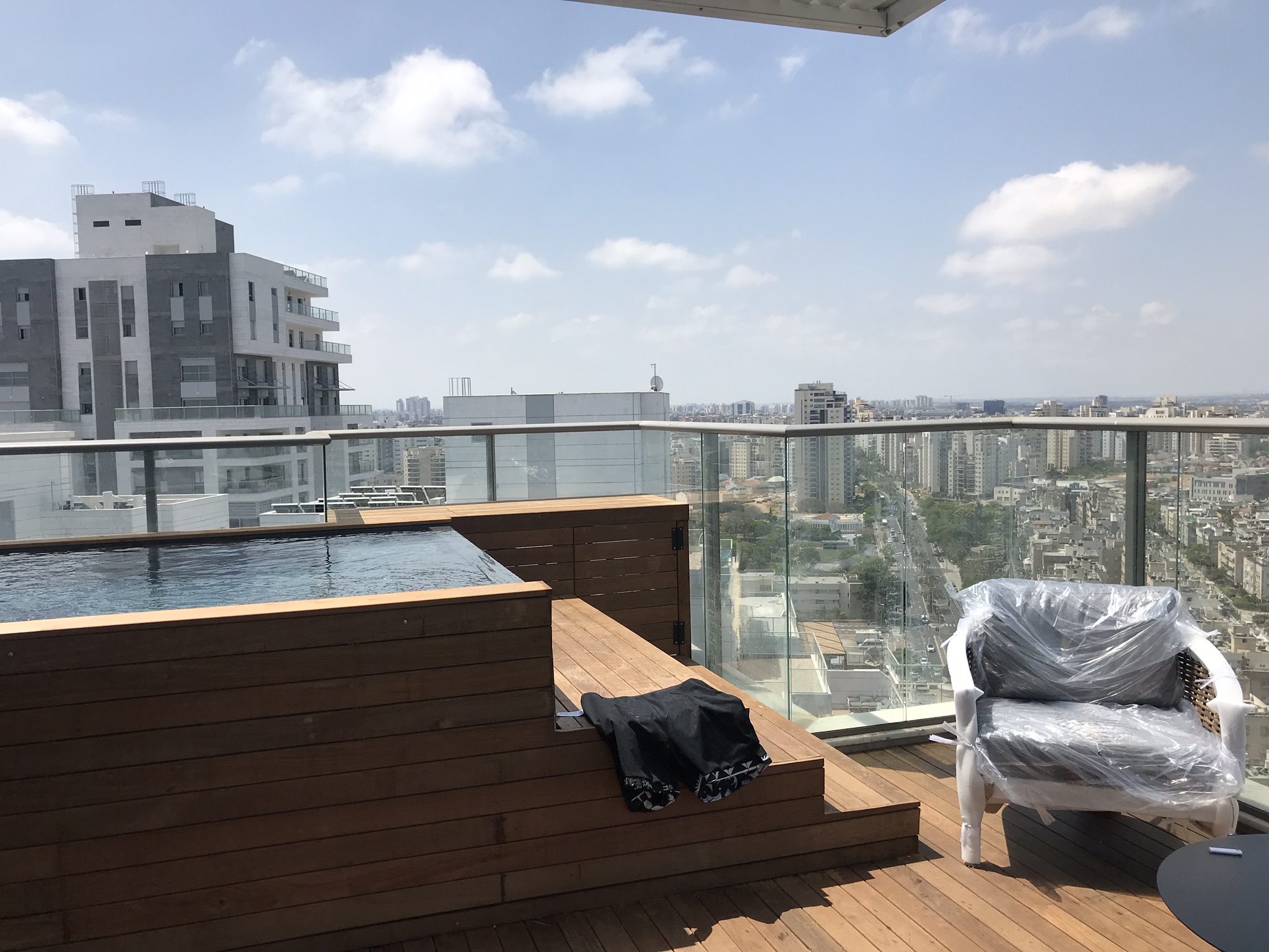 הגבהת מעקה, הגדלת גובה הזכוכית ומאחז אלומיניום.