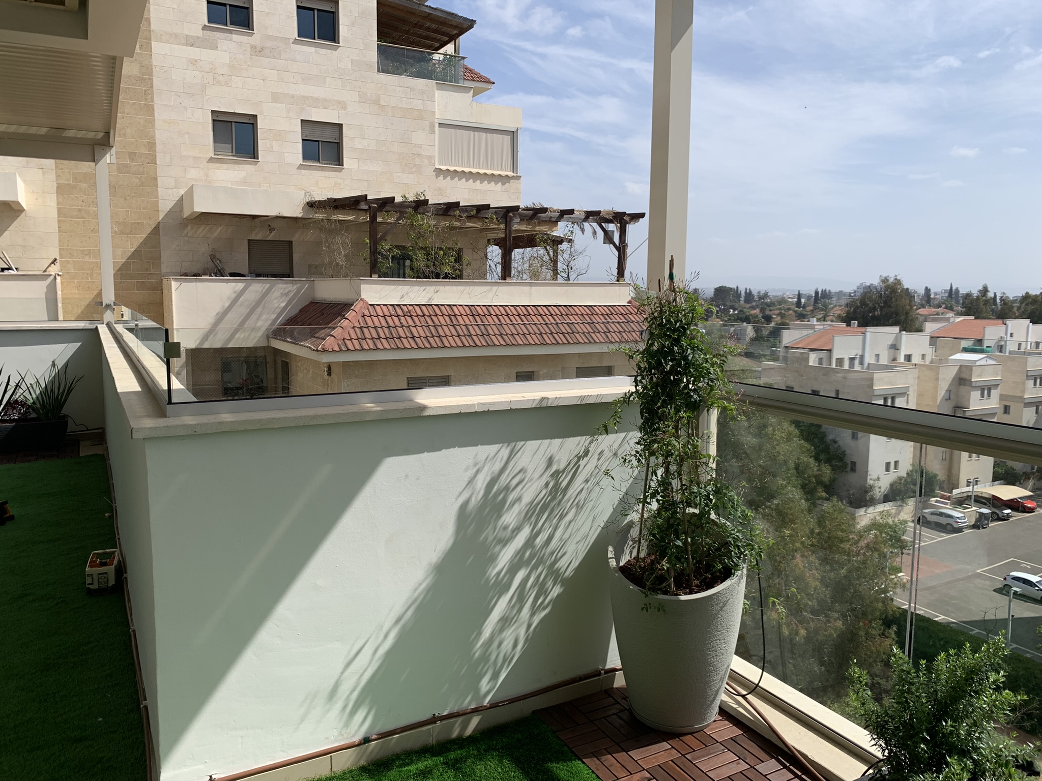 תוספת מעקה זכוכית למרפסת
