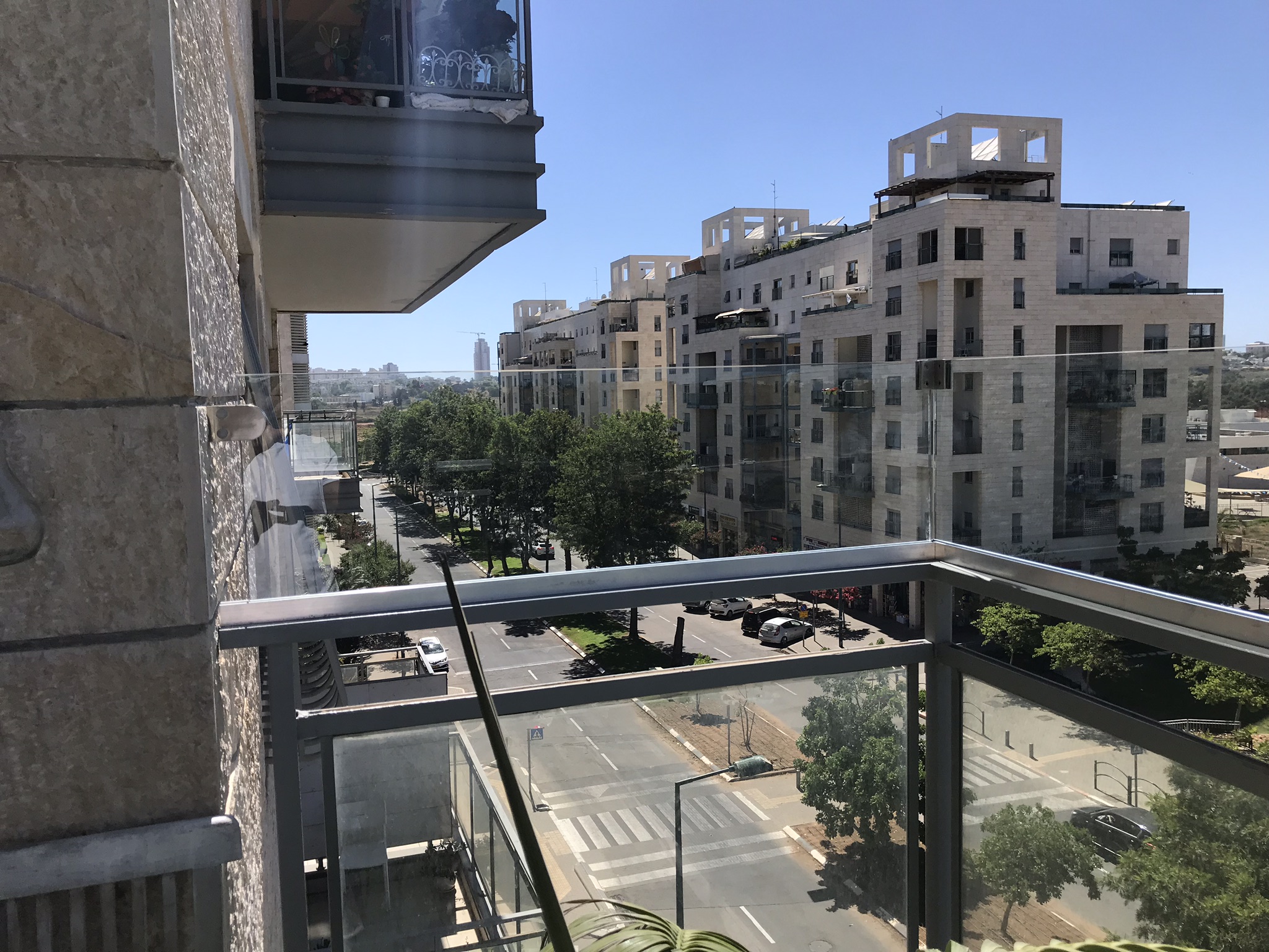 תוספת גובה למעקה זכוכית