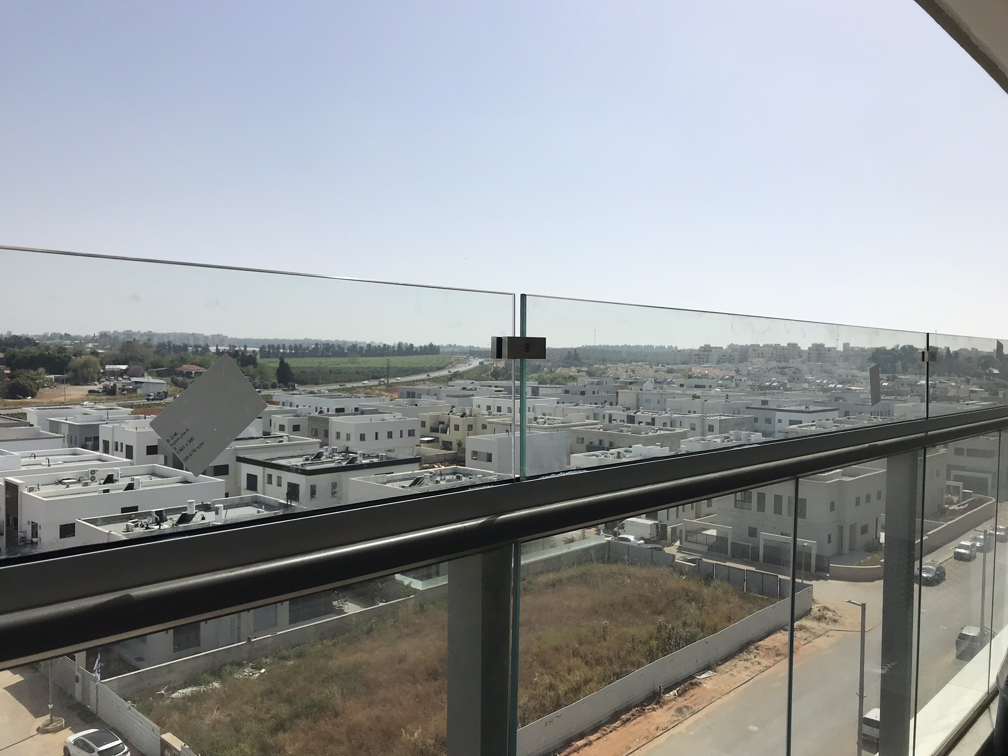 תוספת גובה למעקה מרפסת