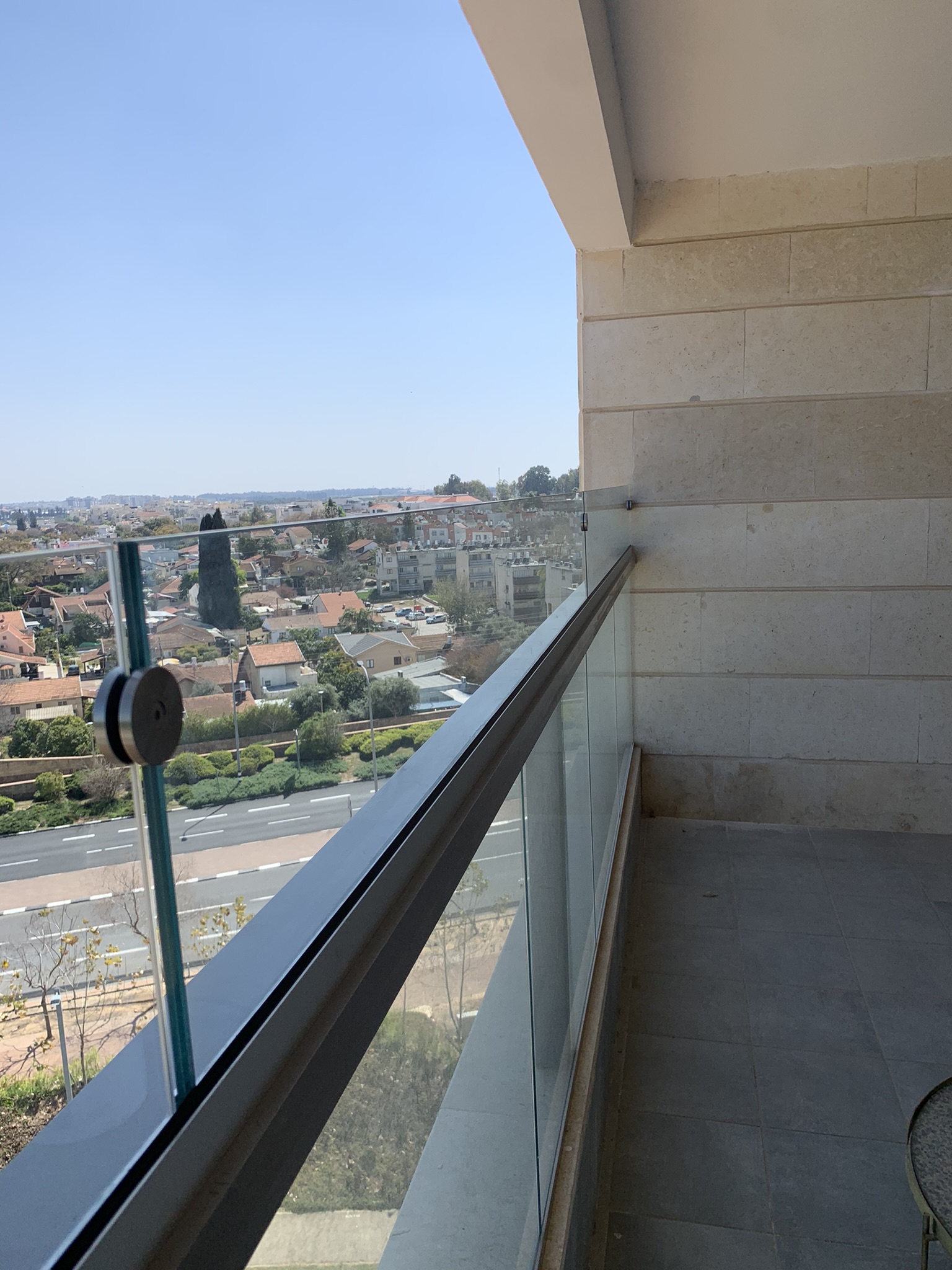 תופסני אלומיניום למעקה מרפסת