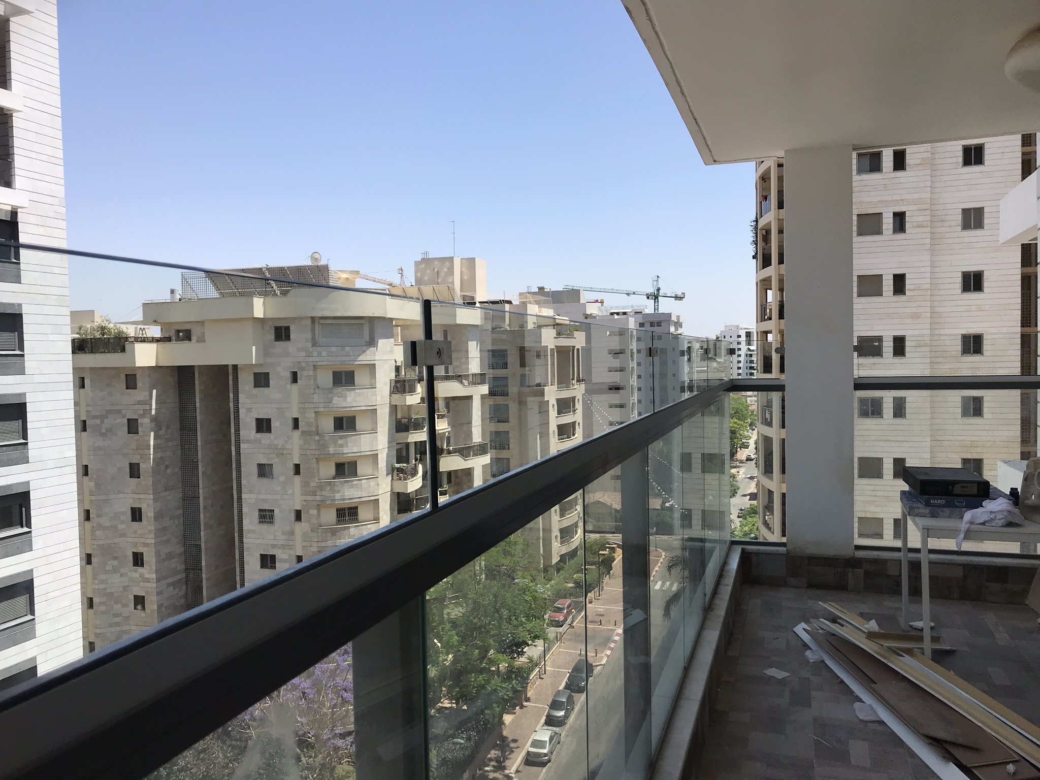 הגבהת מעקה זכוכית