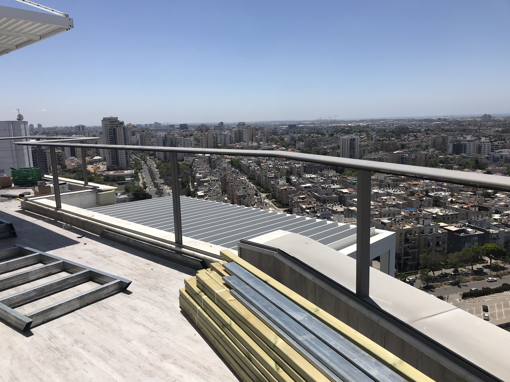 הגבהת מעקה, הגדלת גובה הזכוכית ומאחז אלומיניום.