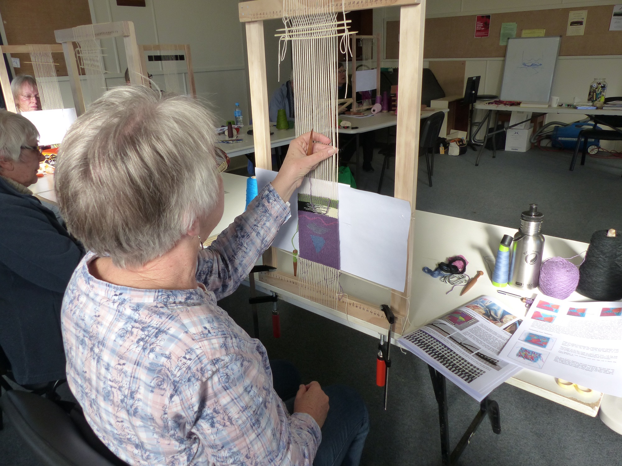 Tapestry weaving at the loom