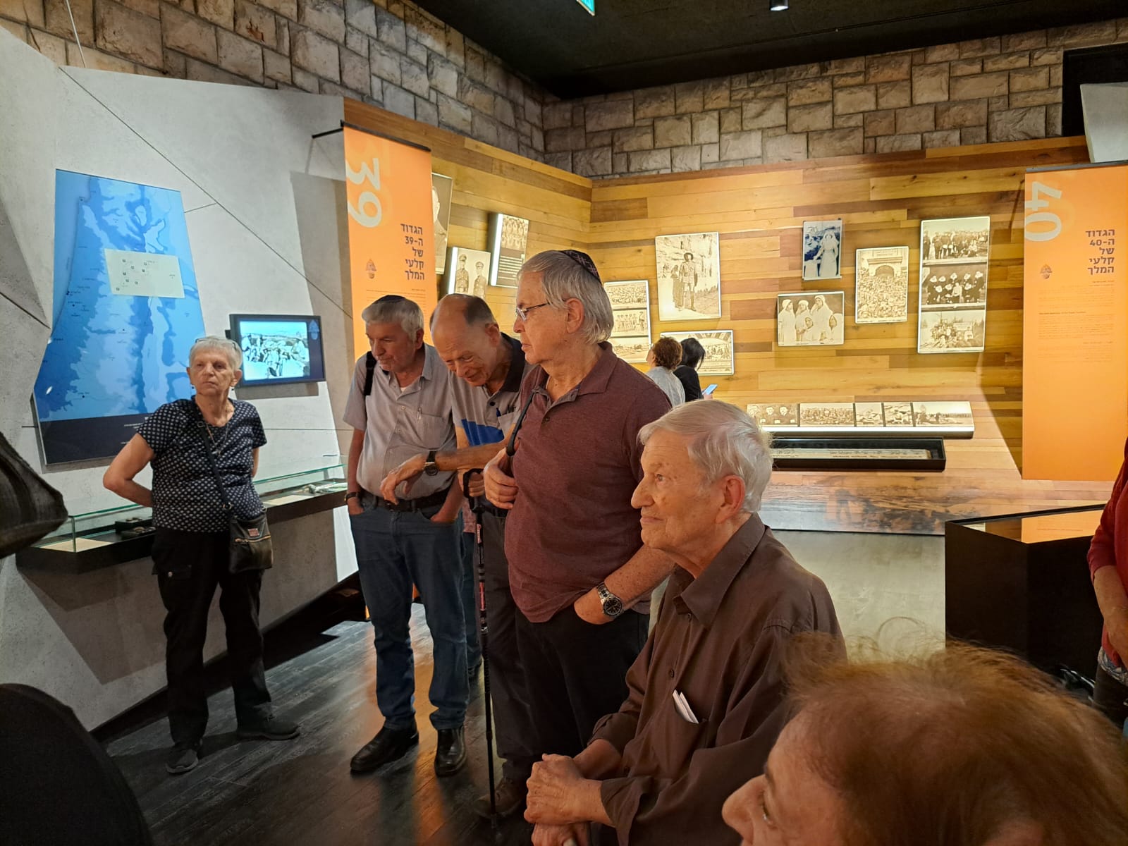 אירועים ודמויות בימים אדומים — תמונה 12