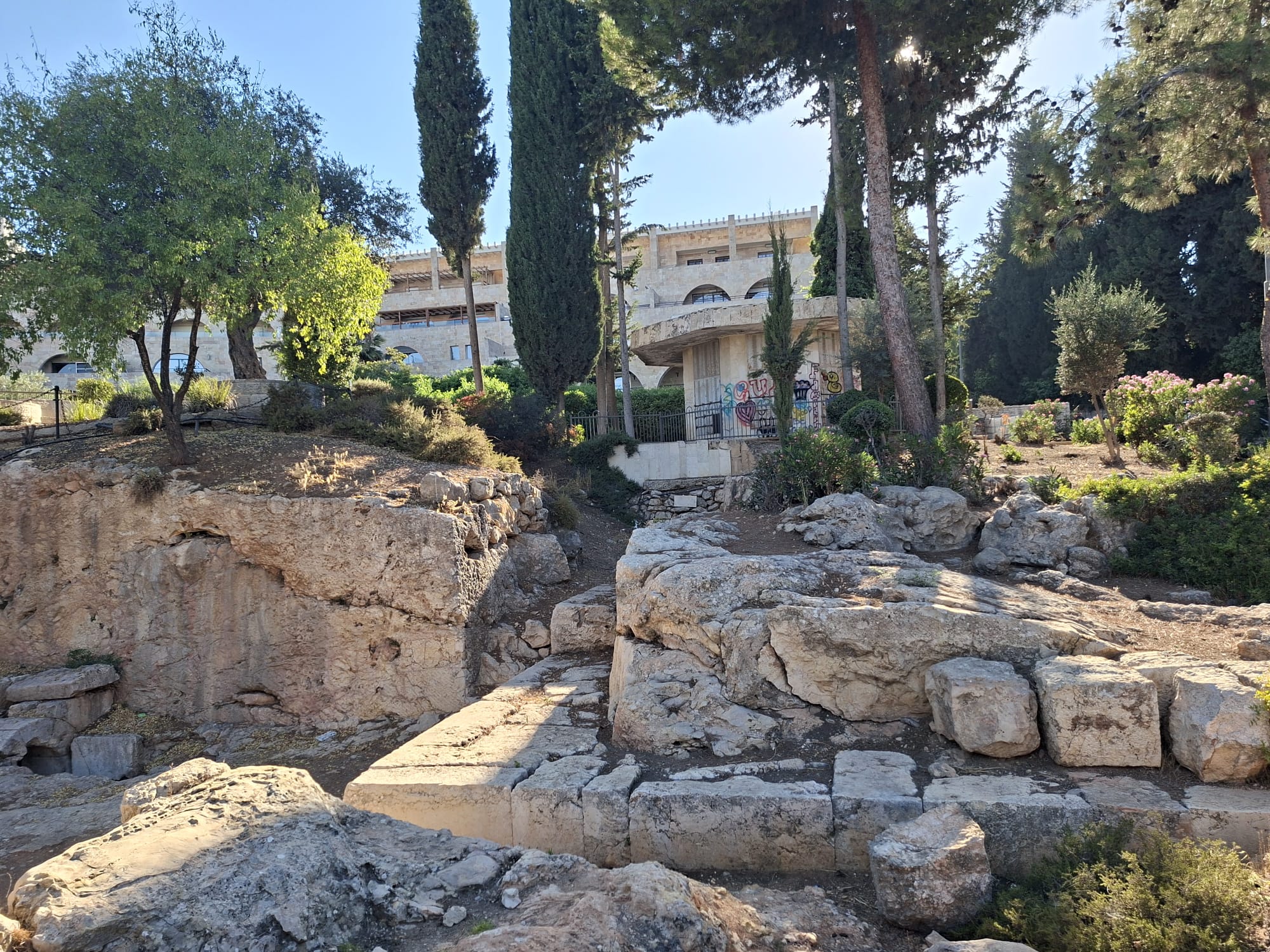 חפירות בכתף הינום  (ליד בית מורשת בגין)