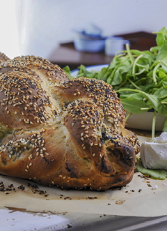 חלת תרד של קרן אגם מקמח חלה לבן מועשר מנופה