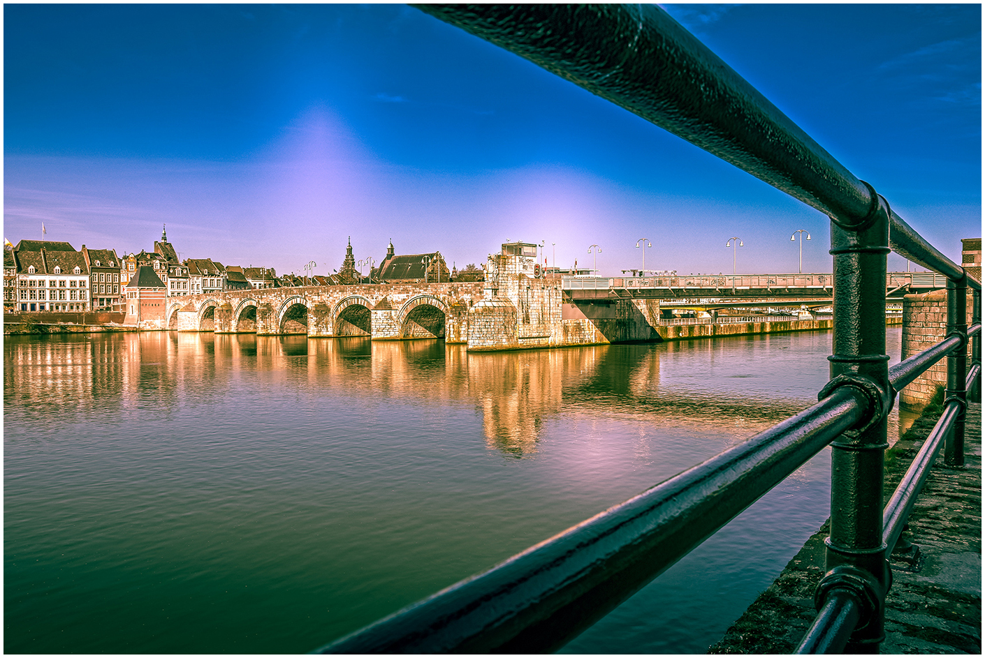 Maasoever met Sint Servaasbrug, Maastricht