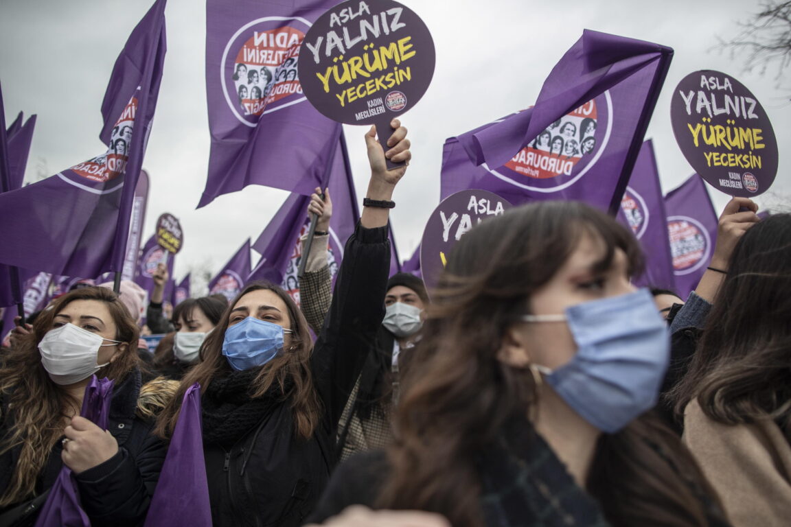 VICINO ALLE DONNE TURCHE
