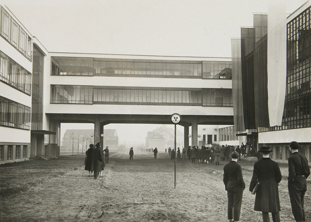 Bauhausgebäude Dessau, Haupteingang am Eröffnungstag, 04.12.1926, Photothek © Harvard Art Museums Bauhausgebäude Dessau, Haupteingang am Eröffnungstag, 04.12.1926, Photothek © Harvard Art Museums