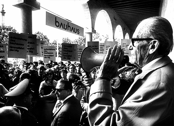 Walter Gropius spricht 1968 zu den Demonstranten. Foto: Kurt Eppler / WKV Archiv. Walter Gropius spricht 1968 zu den Demonstranten. Foto: Kurt Eppler / WKV Archiv.