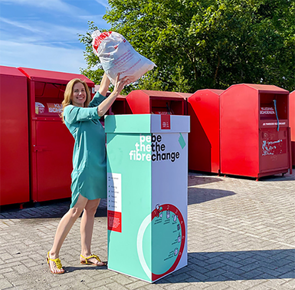 Een medewerkster bij een be the fibre container