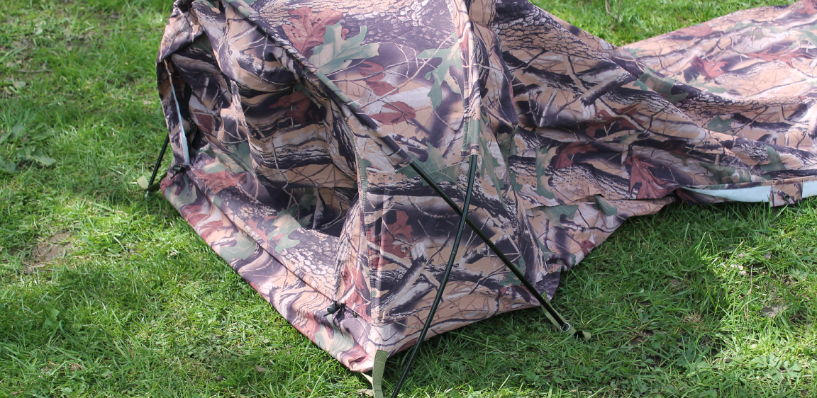Sniperhides front shooting arc is perfectly tensed via two collapsible poles. These fit into ground tags on each side, which in turn can be pegged down with the pins provided.