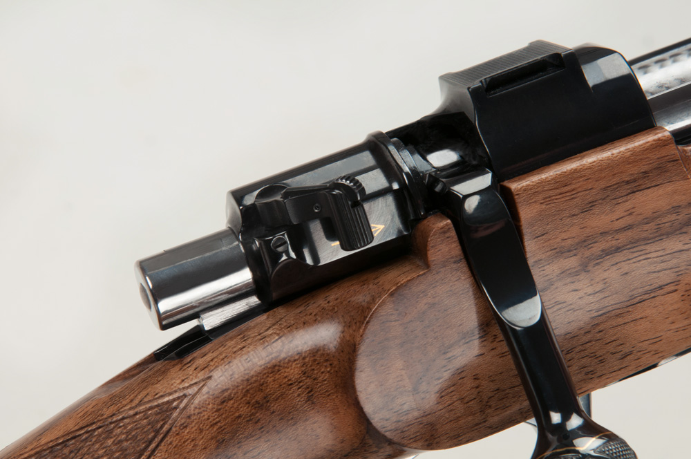 Waffe entsichert, schussbereit