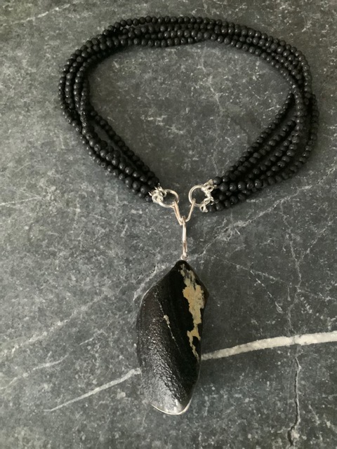 Neck jewellery by Elisabeth Soppelsa