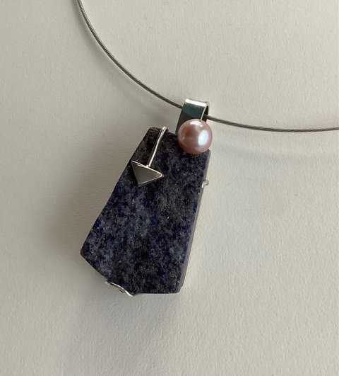Neck jewellery by Elisabeth Soppelsa - Unpolished Lapis, Pearl, Sterling Silver, 14k Gold